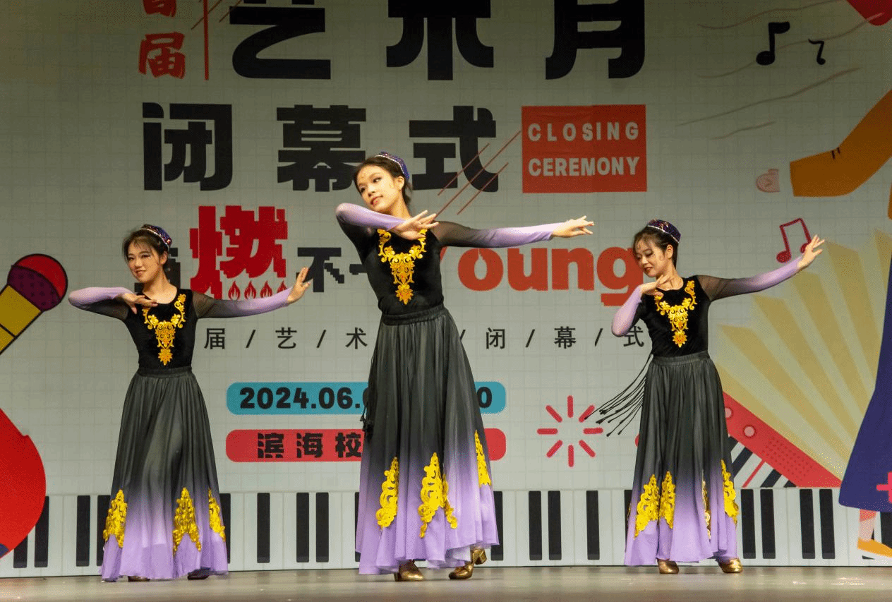 释放艺术活力 绽放青春芳华——中文av
首届大学生艺术月暨滨海校区年级大会顺利举行